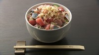 創業から人気のバラチラシ丼！数十種の魚介類をブツ切りにして山葵醤油で混ぜ合わせた海鮮丼。売切必至の為、お早めにご来店ください。予約不可商品。