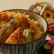海老・白身魚・野菜天（3種）を特製天丼ダレで味つけしております。リピータも多い人気の商品です。※画像はイメージの為、小付けは付きません。

