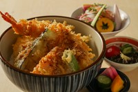 海老・白身魚・野菜天（3種）を特製天丼ダレで味つけしております。リピータも多い人気の商品です。※画像はイメージの為、小付けは付きません。

