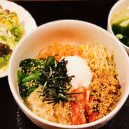 女性大人気♪自家製国産野菜ナムルビタミンをたっぷり補給、そぼろ・温玉でタンパク質をチャージ、栄養バランスが抜群！龍王秘伝焼肉タレで味付け、グリーンサラダと本日汁ものが付きます。
