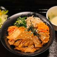 老舗焼肉味の牛カルビと盛々の国産野菜ナムルを一緒にご賞味～！
※サラダ・本日汁物が付きます。