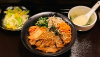 老舗焼肉味の牛カルビと盛々の国産野菜ナムルを一緒にご賞味～！
※サラダ・本日汁物が付きます。