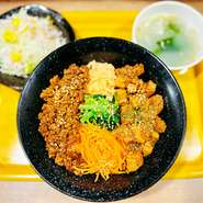 一石二鳥！当店大人気のスパイシーなルーローと四川風ピリ辛ジャージャンの組合せ、野菜ナムルも盛々！
 ※サラダと本日の汁ものが付きます。