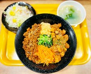 一石二鳥！当店大人気のスパイシーなルーローとやみつきマーボーを一緒にご堪能ください！ ※グリーンサラダ・本日汁物が付きます。