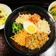 当店発祥！スパイシーなルーローと盛々の自家製国産野菜ナムルのコンビ！※サラダと本日の汁ものが付きます。