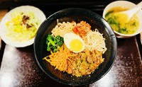 老舗焼肉味の牛カルビと盛々の国産野菜ナムルを一緒にご賞味～！
※サラダと本日の汁ものが付き、ご飯大盛り無料！

