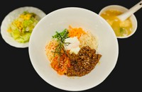 スパイシーなルーローと盛々の国産野菜ナムルのコンビ！
