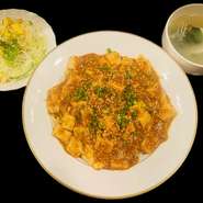 龍王ならではの本場麻婆豆腐をたっぷりかけて、やみつき必至！
※サラダと本日の汁ものが付きます。
※春夏限定（R8年4月6日～9月）