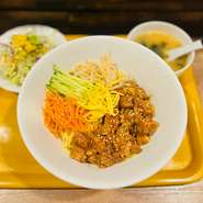 大人気なスパイシーなルーローを夏野菜と中華麺に盛り盛りの新発想！
※サラダと本日の汁ものが付きます。