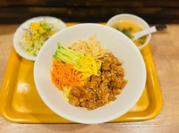 大人気なスパイシーなルーローを夏野菜と中華麺に盛り盛りの新発想！
※サラダと本日の汁ものが付きます。