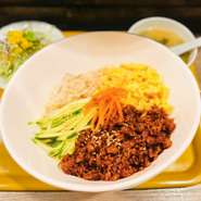 豚挽き肉をピリ辛味噌でじっくり染み込ませた四川風ジャージャンを夏野菜と中華麺に盛り盛り！
※サラダと本日の汁ものが付きます。