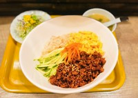 豚挽き肉をピリ辛味噌でじっくり染み込ませた四川風ジャージャンを夏野菜と中華麺に盛り盛り！
※サラダと本日の汁ものが付きます。