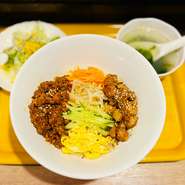 一石二鳥！当店大人気のスパイシーなルーローと四川風ピリ辛ジャージャンの組合せ、中華麺と相性抜群！ 他にはない斬新なチャレンジ！
※サラダと本日の汁ものが付きます。