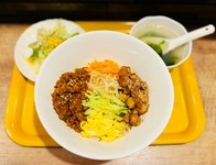 一石二鳥！当店大人気のスパイシーなルーローと四川風ピリ辛ジャージャンの組合せ、中華麺と相性抜群！ 他にはない斬新なチャレンジ！
※サラダと本日の汁ものが付きます。