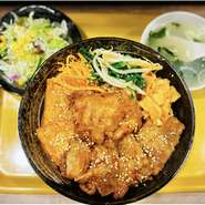 当店人気NO.1！手軽に老舗焼肉味をご賞味できます！焼立ての牛カルビ＆牛ハラミ＆豚ロースを龍王秘伝焼肉たれで味付け、自家製野菜ナムルや国産白菜キムチを盛り盛り、サラダと本日汁物が付き、栄養バランスよし！