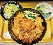 当店人気NO.1！手軽に老舗焼肉味をご賞味できます！焼立ての牛カルビ＆牛ハラミ＆豚ロースを龍王秘伝焼肉たれで味付け、自家製野菜ナムルや国産白菜キムチを盛り盛り、サラダと本日汁物が付き、栄養バランスよし