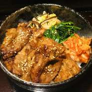 牛カルビが盛り盛り、満足感を満たす！龍王秘伝焼肉たれで味付け、自家製野菜ナムルや国産白菜キムチを盛り盛り、グリーンサラダと本日汁物が付きます。