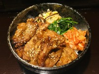 牛カルビが盛り盛り、満足感を満たす！龍王秘伝焼肉たれで味付け、自家製野菜ナムルや国産白菜キムチを盛り盛り、グリーンサラダと本日汁物が付き、ご飯が大盛無料！