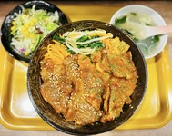 当店一押し！鉄分・亜鉛・V.B12豊富の牛カルビとV.B1,V.B2豊富の豚カルビのコンビ♪老舗焼肉の味、疲労回復・美容効果よし、コスパ抜群！国産の野菜ナムル、白菜キムチを盛り、グリーンサラダと本日汁物が付きます。