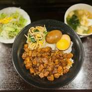 台湾名物であるルーロー飯はとろとろ豚肉とスパイシーが効いた甘辛味がたまらない !大人気！