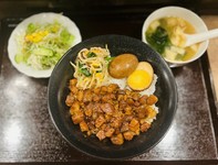 台湾名物であるルーロー飯はとろとろ豚肉とスパイシーが効いた甘辛味がたまらない !大人気！