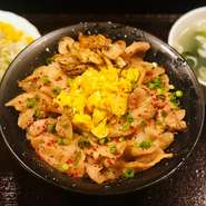 さっぱりした豚バラがカリッと香ばしい、焼きキノコととろ～りした卵と相性良くクセになる味！
※グリーンサラダと本日汁物付きます。