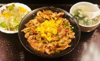 さっぱりした豚バラがカリッと香ばしい、焼きキノコととろ～りした卵と相性良くクセになる味！
※グリーンサラダと本日汁物付きます。