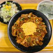 当店大人気の塩豚丼からうまれ変わったやみつきの一品！
 ※グリーンサラダ・本日汁物が付きます。