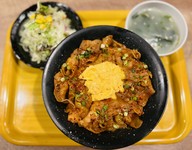 当店大人気の塩豚丼からうまれ変わったやみつきの一品！
 ※グリーンサラダ・本日汁物が付きます。