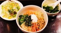 女性大人気♪自家製国産野菜ナムルビタミンをたっぷり補給、そぼろ・温玉でタンパク質をチャージ、栄養バランスが抜群！龍王秘伝焼肉タレで味付け、グリーンサラダと長時間煮込みした豚骨スープが付きます。