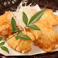 骨切りした穴子を生姜と醤油ベースのタレに漬けこんだ逸品。ふっくらジューシーに揚げてます。熱燗とご一緒にどうぞ。