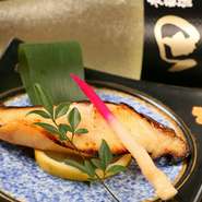自家製の柚子風味醤油に漬けこんだ銀ダラを炭火で焼いた逸品。淡麗辛口の日本酒とご一緒にどうぞ。