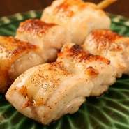 知床産の地鶏を炭火焼きにした、厚みのあるふっくらジューシーで仕上げる一串。重めの日本酒とご一緒にどうぞ。