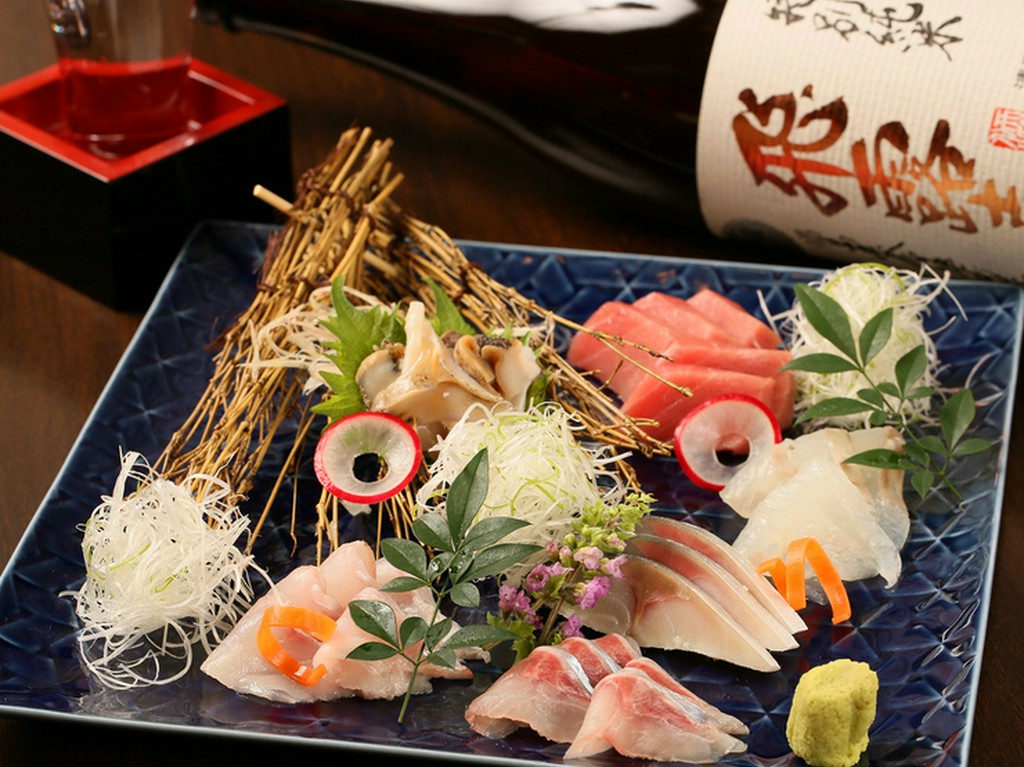 その時期の旬や仕入れで変わる刺し盛りで地酒を一杯