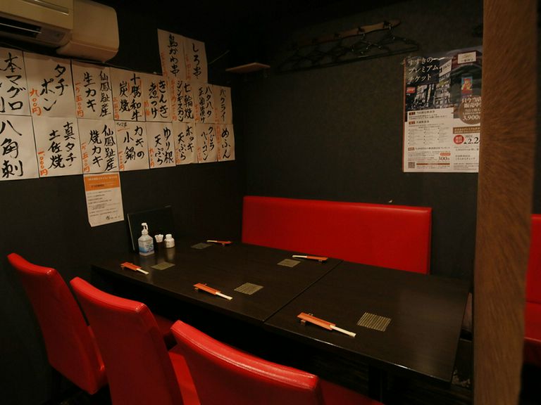 テーブル席では仕切りも設けることもできます