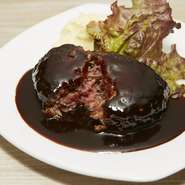 当店のハンバーグはA５ランク（BMSNo11～１２）のお肉をつかっています。限られたごくわずかな上質なお肉本来の旨さを引き出すために、基本的に外はカリッと中はふわっとしたレアの状態でご提供！