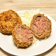最低限の味付けしかしていない自慢のメンチです。肉に自信があるからこそのメンチ、ぜひお食べください！