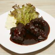 黒毛和牛のタンを低温でじっくりと煮込んであります！
とろとろの牛タンをぜひご賞味ください！