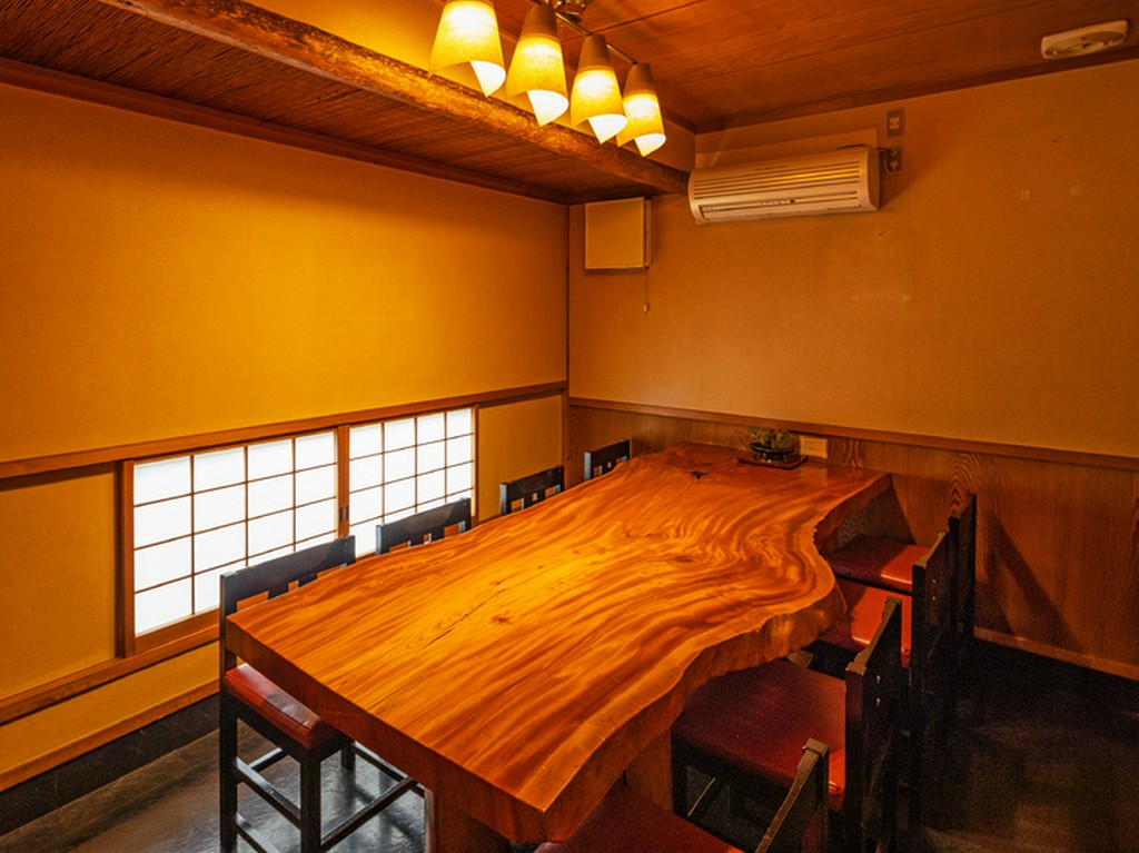 くつろげる個室を3室完備。20名程度の集まりまで対応