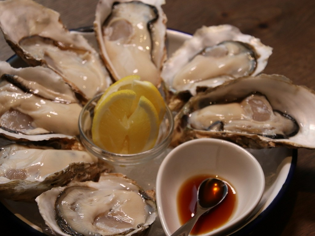 人気オイスターバーがプロデュースの牡蠣と串もの屋！