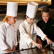 “鉄板焼き道場”への参加で、貴重な鉄板焼の体験が得られる