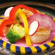 オマール海老の豊かな旨み、鮑の繊細な味わい、そして和牛ステーキの肉質の良さが一皿に凝縮。シェフの熟練した技術で調理された料理は、二人の五感を刺激し深い満足感を提供してくれます。
※画像はイメージです。