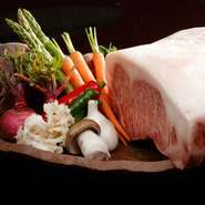 納得できるコースをつくるために、食材の品質にはこだわりを持って選びます。肉質の良さと豊かな風味で知られる近江牛や、旨みと栄養価が豊富な旬の野菜を選ぶことが、料理のバランスを保つ重要な要素の一つです。