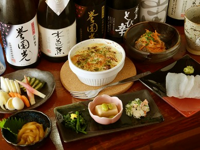 店主の地元、群馬県の蔵元から仕入れた日本酒をそろえる