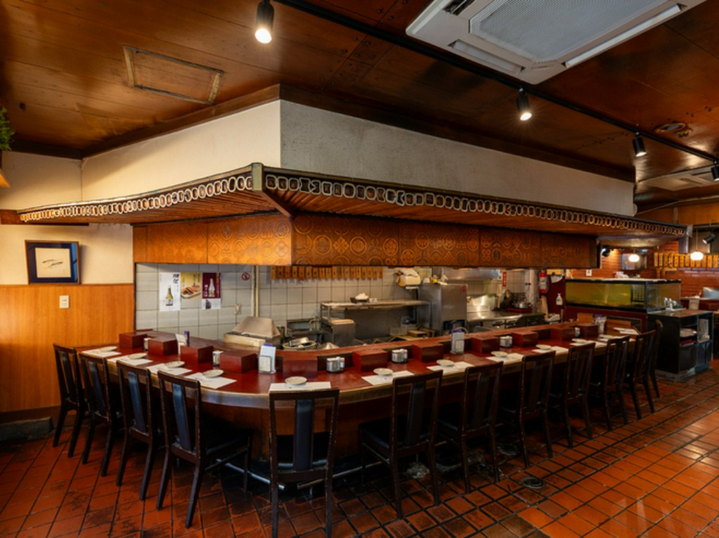 音や香りもご馳走…特等席のカウンター