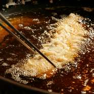 江戸前の天麩羅屋は胡麻油が主体。つな八では永年、胡麻油100％を使用しております。香ばしい胡麻の風味に包まれた天ぷらを天つゆにジュっとくぐらせるのも良し、お塩でサクサクも又良し。じっくりとご堪能下さい。