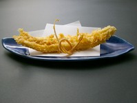車海老
小海老のかき揚げ
蛤の姿揚げ
大浅蜊の香り揚げ
い　か
いかのかき揚げ
茄子の深川揚げ 
うに海苔巻き
き　す 
小柱のかき揚げ 
甘鯛松笠揚げ
小柱海苔巻き
めごち 
あわび 
納豆稲荷揚げ 
どじょうから揚げ

