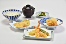 海老やかき揚げなど、厳選した魚介と季節野菜をバランスよく楽しめるコースです。※2025/8/1～コースです。