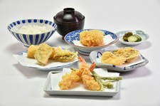 海老・穴子など魚介や野菜まで、つな八の定番を一通り味わえるメニューです。※2025/8/1～のメニューです。