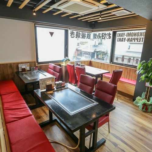 カウンター席とテーブル席